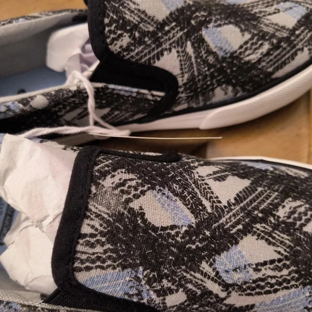 Slip on blue white black new boys size 2 3 athletic casual shoe tennis fashion